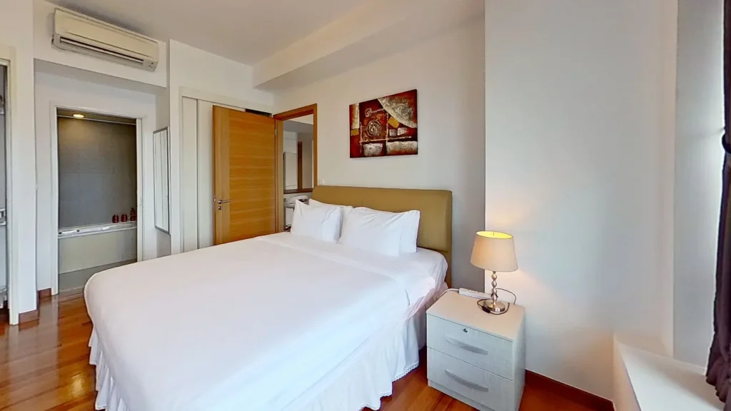 Two bedroom bayview suite bed with bathtub in the bathroom at Marina Bay
